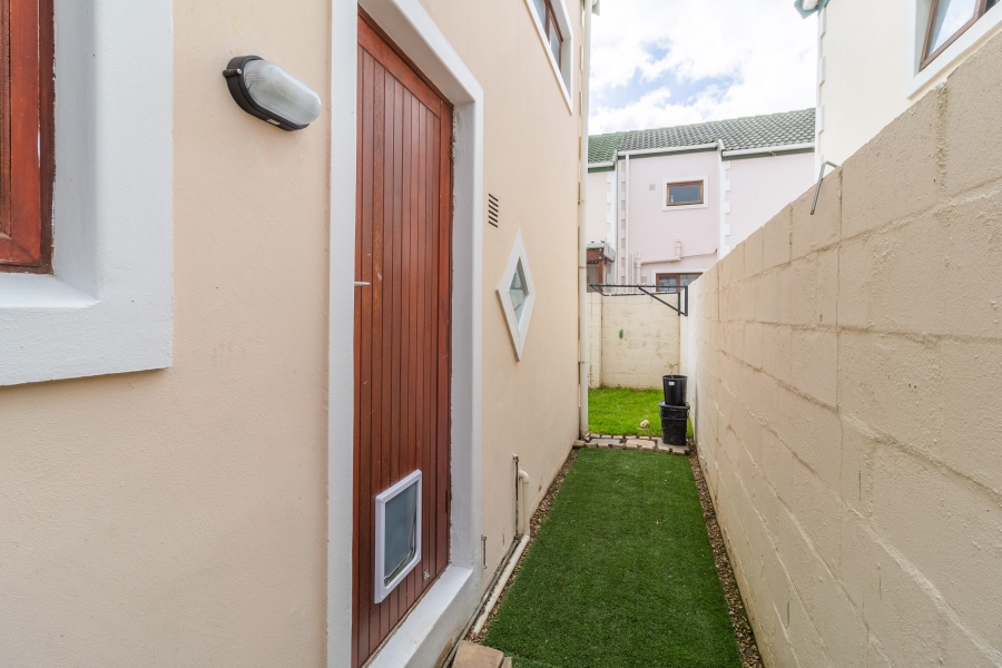 To Let 2 Bedroom Property for Rent in Heritage Park Western Cape